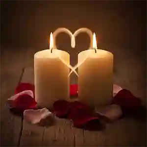 Две свечи горят близко друг к другу, их свет мягко переплетается.